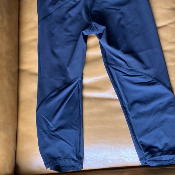Lululemon Black Crops, 4 - Picture 6 of 7